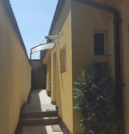 Guest house Vis A Vis 3*