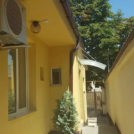 Vis A Vis Konukevi 3*