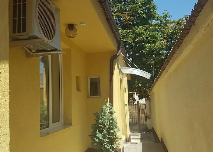 Vis A Vis Konukevi 3*