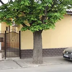 Vis A Vis Bucharest